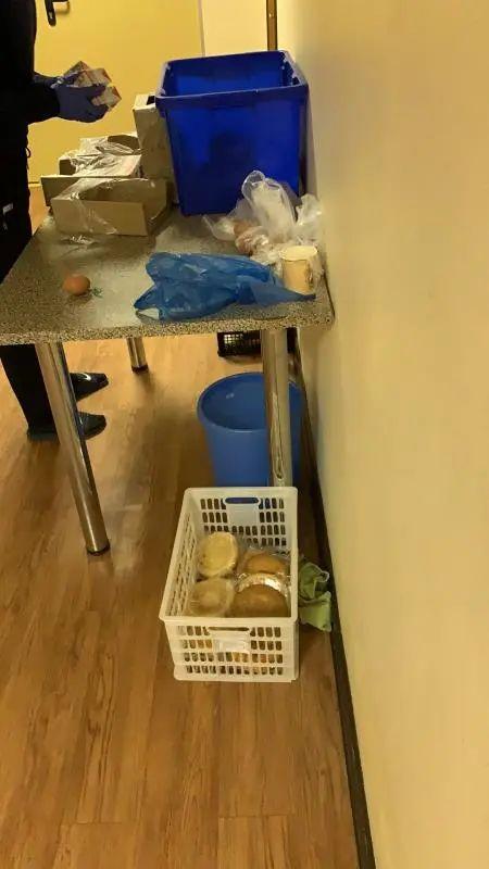 工作人员将食物和药品放到桌子上,隔离人员自行拿取。受访者供图
