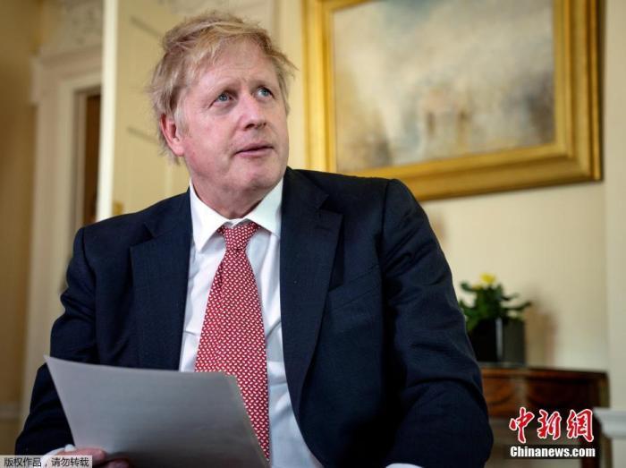 当地时间4月12日,英国首相约翰逊出院,通过视频发文感谢医护人员。