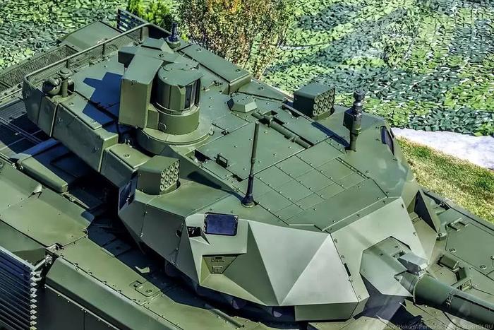 T-14“阿玛塔”坦克炮塔顶部也配备了爆炸反应装甲
