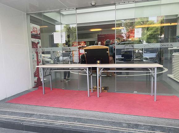 复工后的武汉汽车4S店正门封闭,只开侧门也是一种策略