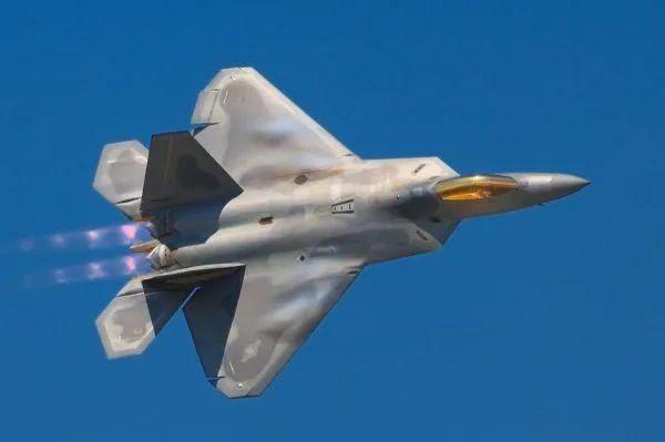 ▲图为美军F-22战斗机
