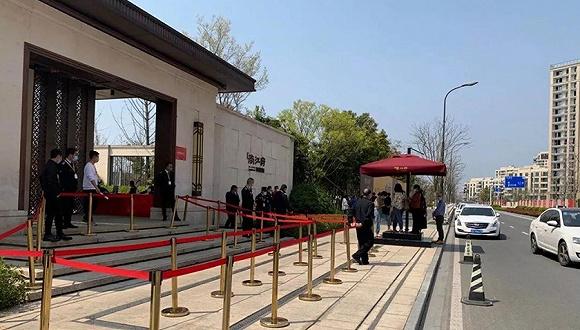 维科望江府戴口罩排队买房 图片来源:live宁波