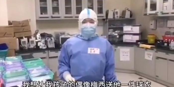 抗疫護士的梅西球衣用上了,兒子穿著它迎接媽媽回家