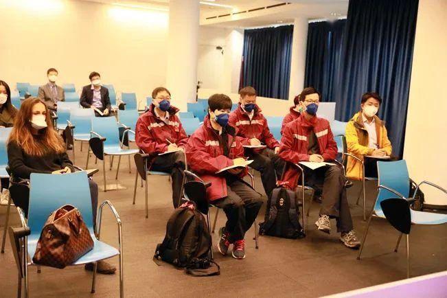 (专家组在意大利交流。图源:新华网微信公众号)