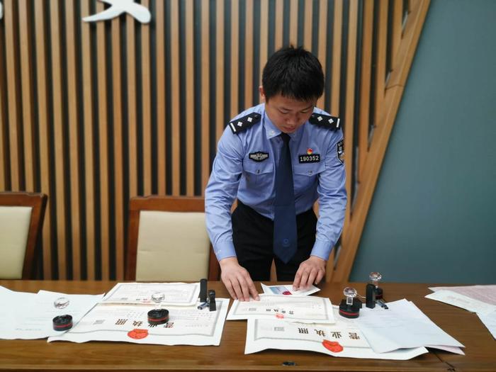 民警整理对公账户涉案证据 澎湃新闻记者谭君 图