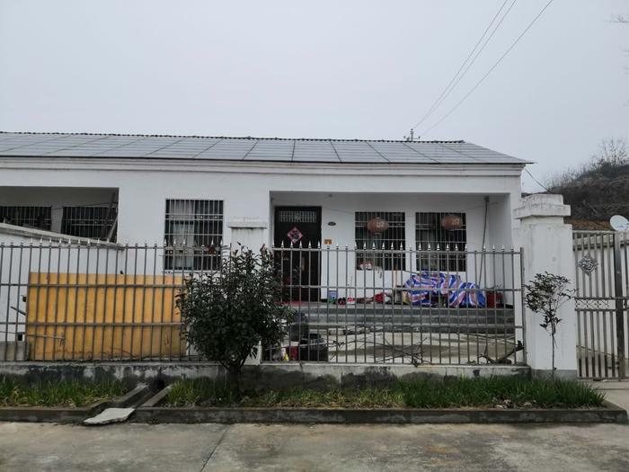 罗自金跟小儿子一起生活,住在黄涂湾村的安置小区。