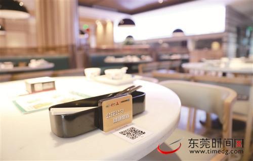 ■餐桌上的公筷公勺 首席记者 郑琳东 摄