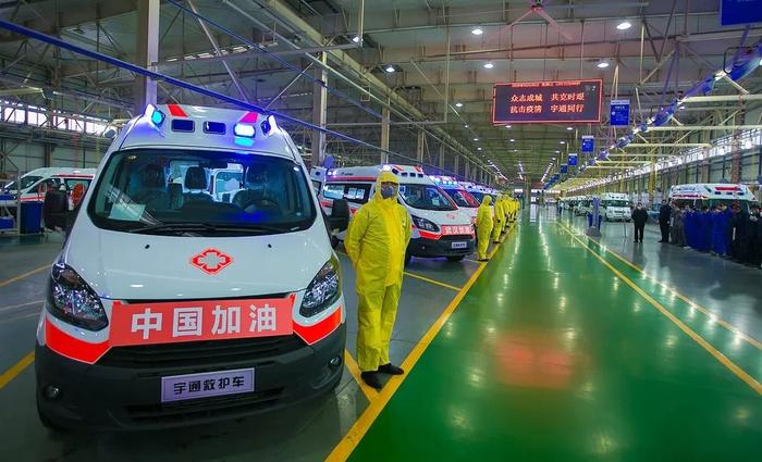 图为宇通负压救护车驰援武汉。
