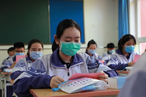 北京赵登禹学校初三学生开学第一天收到来自家长的一封信。 北京市教委 图