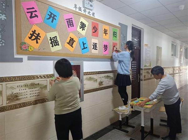 5月10日,房山燕山东风中学的班主任们在布置宣传栏。 北京市教委 图