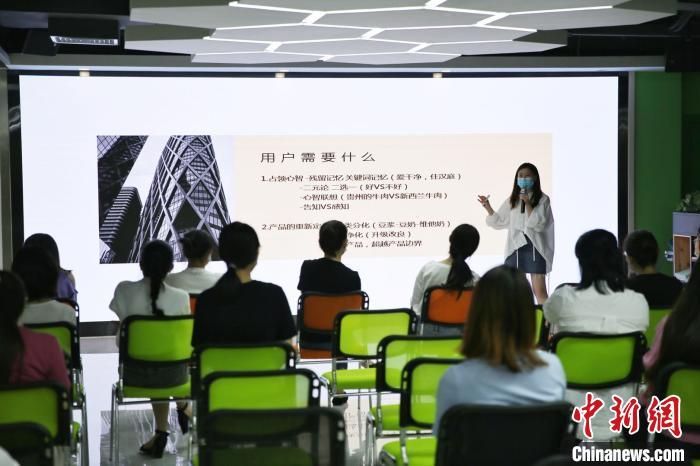 商家参加直播培训。广州市白云区政府 供图