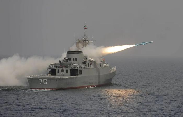 伊朗再闹国际笑话！反舰导弹击中自家战舰，中国网友提出3大质疑！