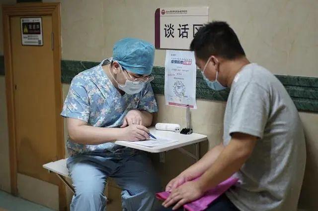 吴林和产妇家属谈话 张冰清/摄