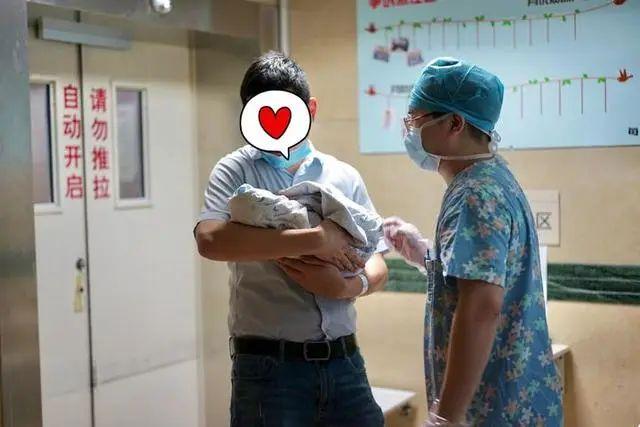 吴林把宝宝抱给爸爸看 张冰清/摄