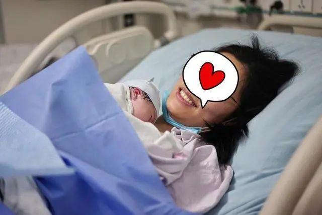 宝宝紧贴妈妈的胸前 张冰清/摄