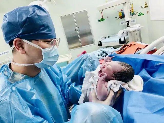 吴林和亲手接生的宝宝 图片来源:受访者提供