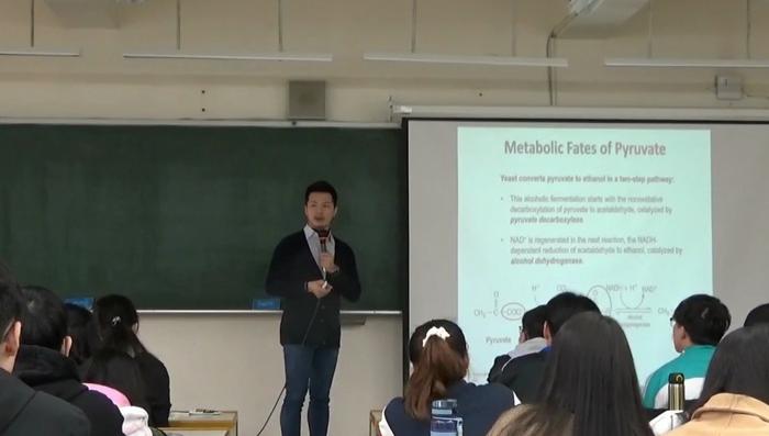 台湾中原大学生物科技系副教授招名威公然在课堂上发表歧视言论视频截图