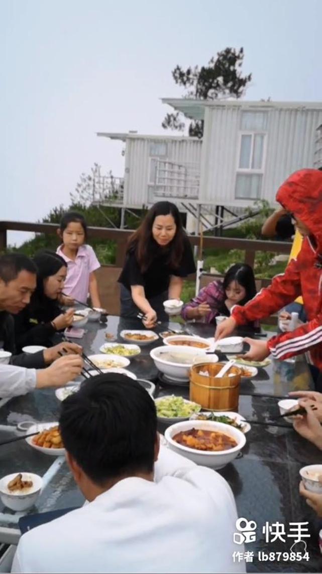 慕名而来的游客,带动了悬崖村的旅游产业,也让村民有了新的致富路。
