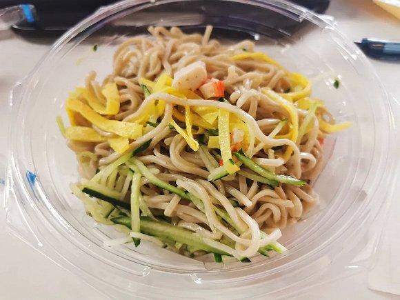 买了荞麦的,味道一般吧,但凉凉的吃起来挺爽@BIUBIU