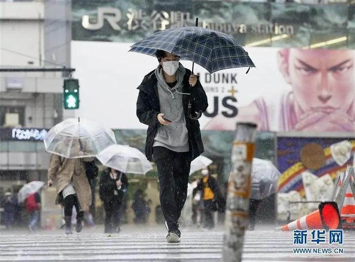 ▲4月18日,在日本东京,行人戴口罩走在涩谷街头。(新华社/共同社)
