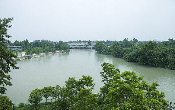 柏条河与徐堰河相汇处建有石堤堰枢纽,下分毗河及府河。图片来源:邓江/摄