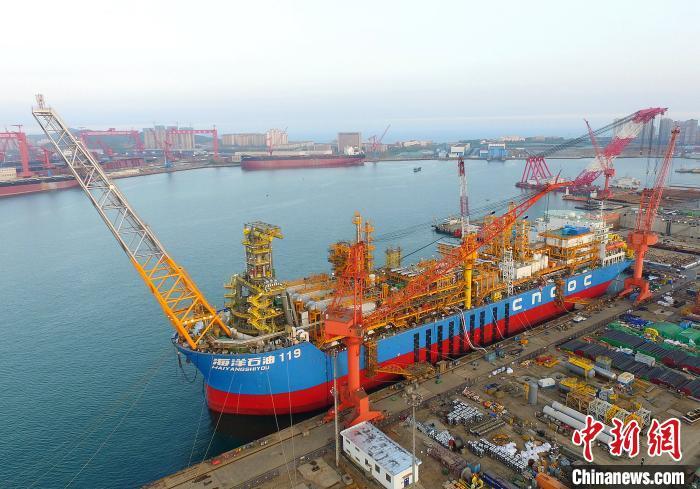 中国最大作业水深浮式生产储卸油装置交付起航。 韩庆 摄