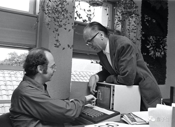 △ 1980年,高德纳与字体设计师Herman Zapf合作