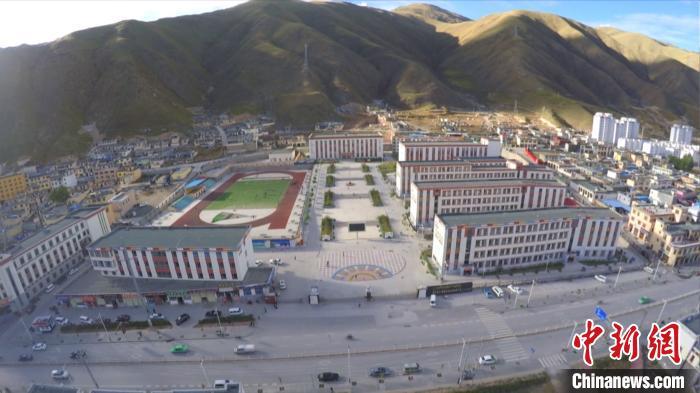 图为震后重建的民族中学航拍。 玉树州民族中学供图