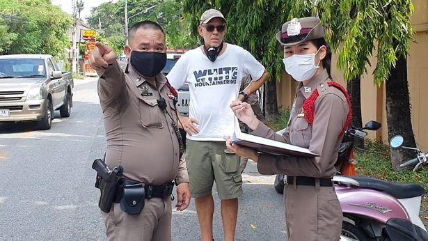 泰国路边垃圾堆传啼哭声，女婴裹毯中连着脐带，疑刚出生被母抛弃