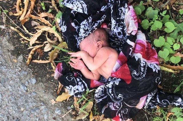 泰国路边垃圾堆传啼哭声，女婴裹毯中连着脐带，疑刚出生被母抛弃