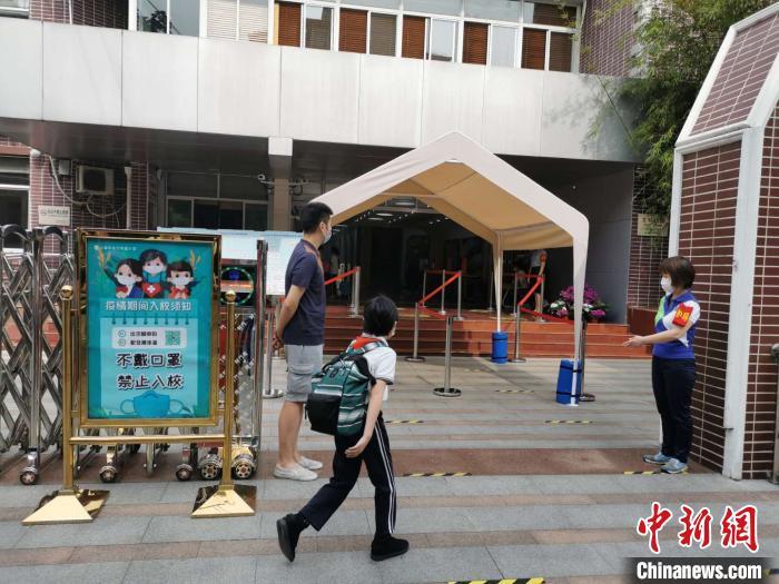 5月18日,上海小学四、五年级以及初中预备年级、初一、高一年级的约60万学生迎来返校复学第一天。 申海 摄