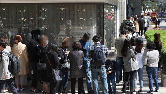 韩国消费者5月13日在CHANEL首尔明洞店外排队等候购买CHANEL商品。图片来源:the Korean Times
