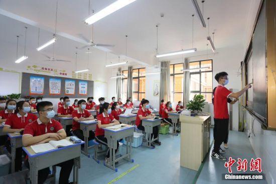 资料图:湖北省宜昌市初三年级5月18日统一复学复课,图为学生在课堂上。 王康荣 摄