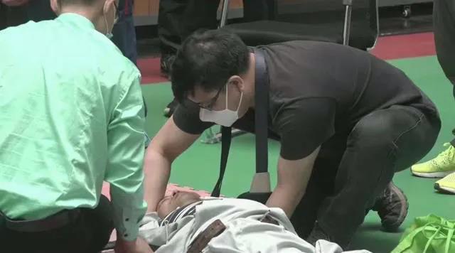 ▲擂台赛30秒太极大师被打倒3次休克倒地 。