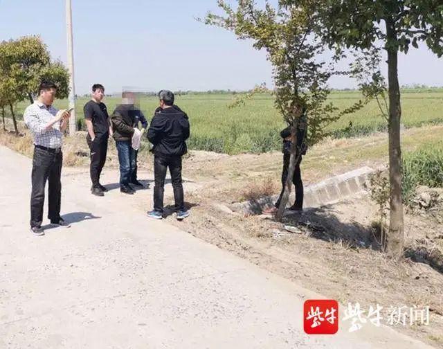 程某指认抛尸水渠。
