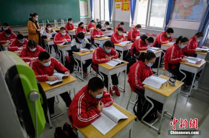 资料图:4月25日,山西太原平民中学初三年级学生返校后在教室上课。当日,山西省太原市初三年级正式开学复课。 中新社记者 韦亮 摄