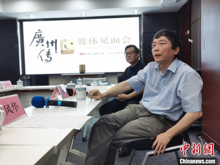 著名作家叶曙明接受媒体采访。 董芳 摄