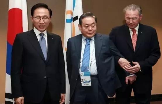图注:从左至右:李明博,李健熙,罗格