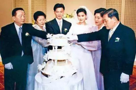 图注:李富真结婚