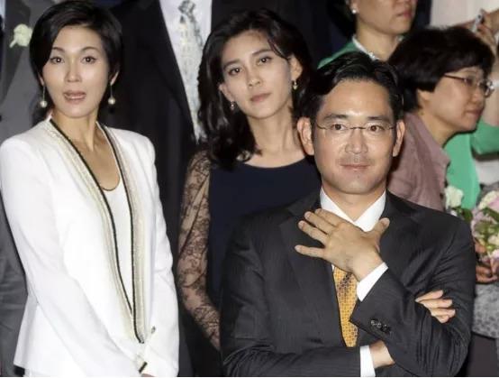 图注:从左至右:李旭显,李富真,李在镕