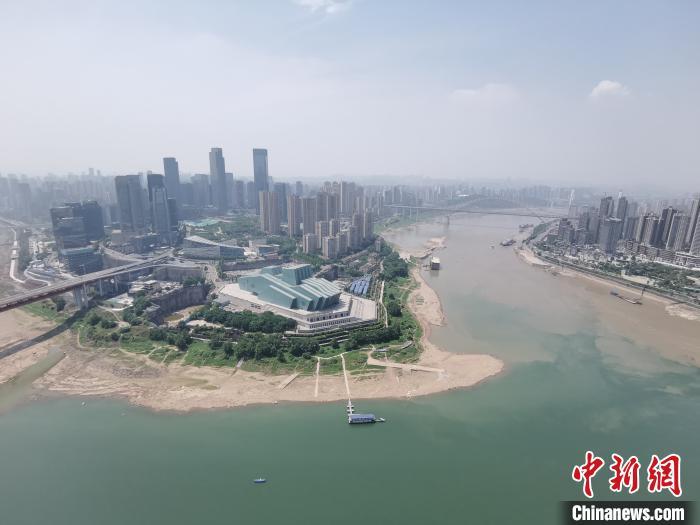 图为长江与嘉陵江交汇之处“泾渭分明”的景象。 韩璐 摄