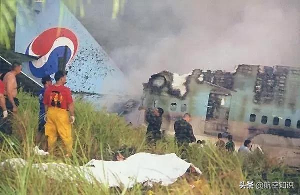 大韩航空班机失事，为何救援人员一个小时后才到现场？韩航飞行训练的失误反思