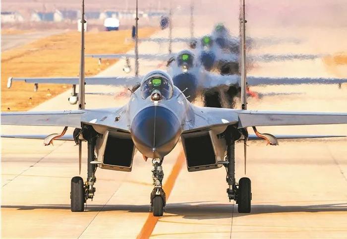 北部战区空军航空兵某旅组织跨昼夜飞行训练。杨盼摄