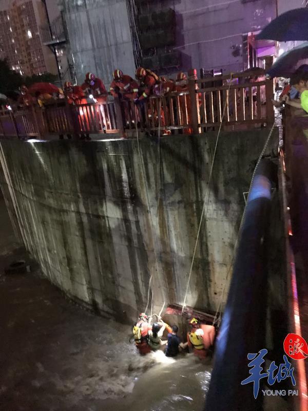 深圳：两人躲雨被困桥下，消防20分钟生死营救 7735