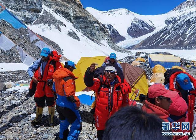 2020珠峰高程测量登山队冲顶组再出发