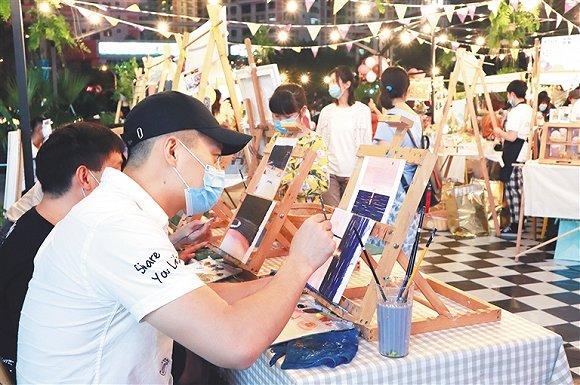 在创意市集的绘画摊位,游客现场体验油画创作。图片来源:受访者提供