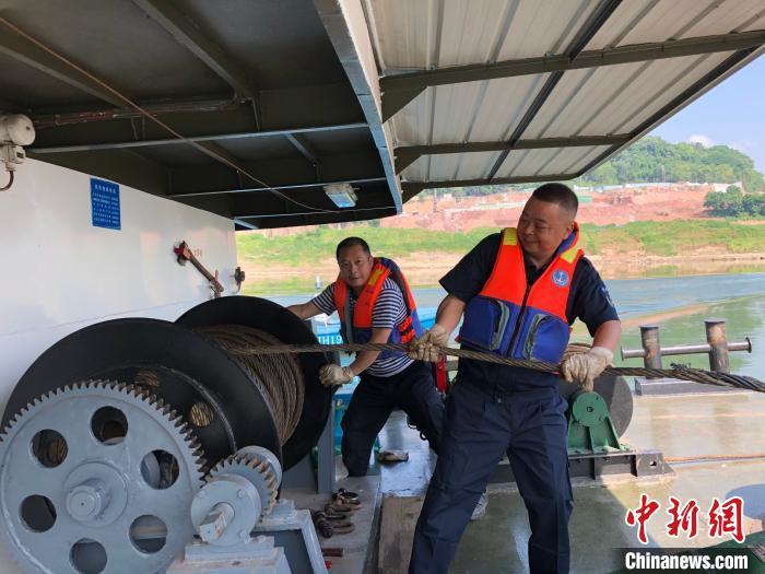 图为重庆市嘉陵江航道管理处北碚航道站站长王小万在工作中。 钟旖 摄