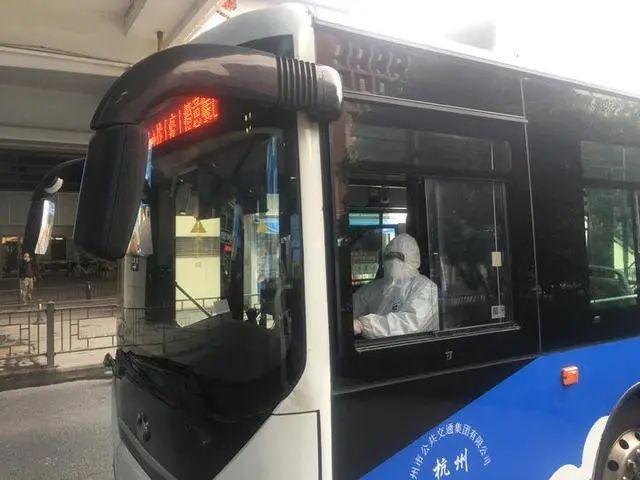 从毛头小伙做到满60，杭州开了41年公交车的汪师傅要退休了，你坐过他的车吗？