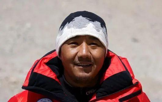 珠峰测量登山队攻顶组组长次落。图片来源:中国登山协会 卢明文 摄