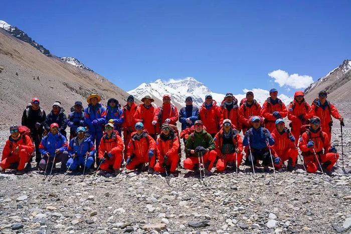 资料图:2020珠峰测量登山队队员合影。赵佳明 摄